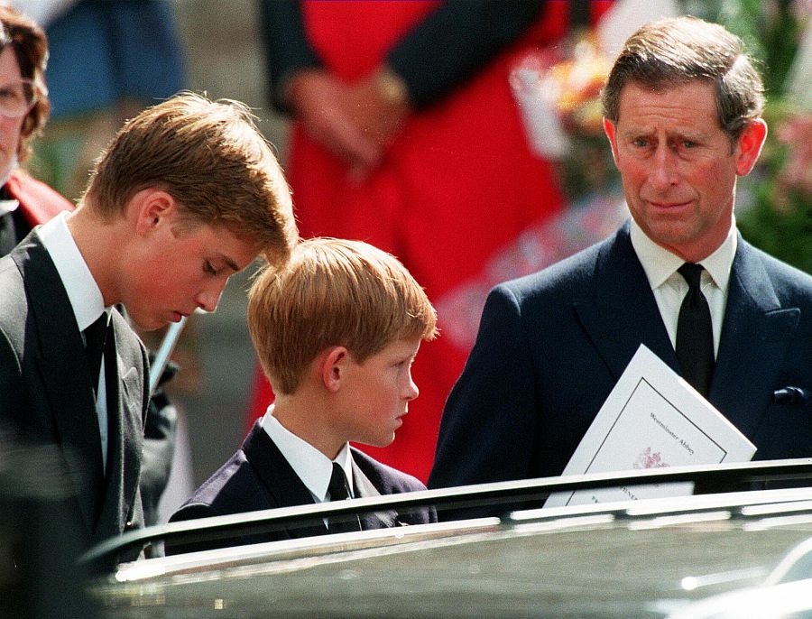 El príncipe Carlos y sus dos hijos Enrique y Guillermo esperan frente a la Abadía de Westminster en Londres tras la ceremonia fúnebre de la princesa de Gales, el 6 de septiembre de 1997.
