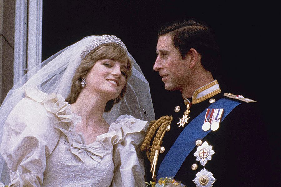 El Príncipe Carlos de Inglaterra y Diana, Princesa de Gales, en el día de su boda en el balcón del Palacio de Buckingham en Londres, el 29 de julio de 1981.