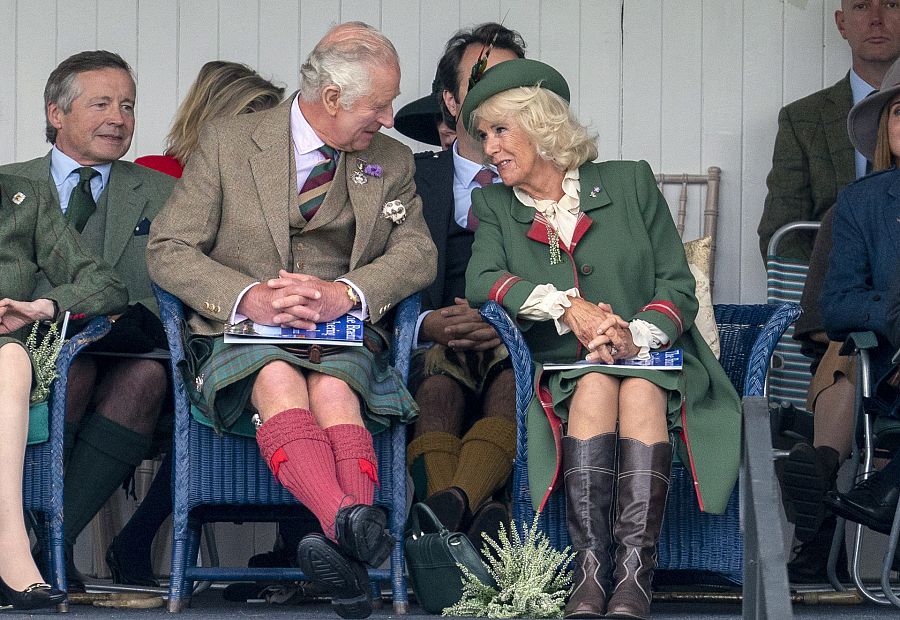 El príncipe Carlos de Inglaterra y Camilla, duquesa de Cornualles, hablan durante un acto en Escocia, en septiembre de 2022