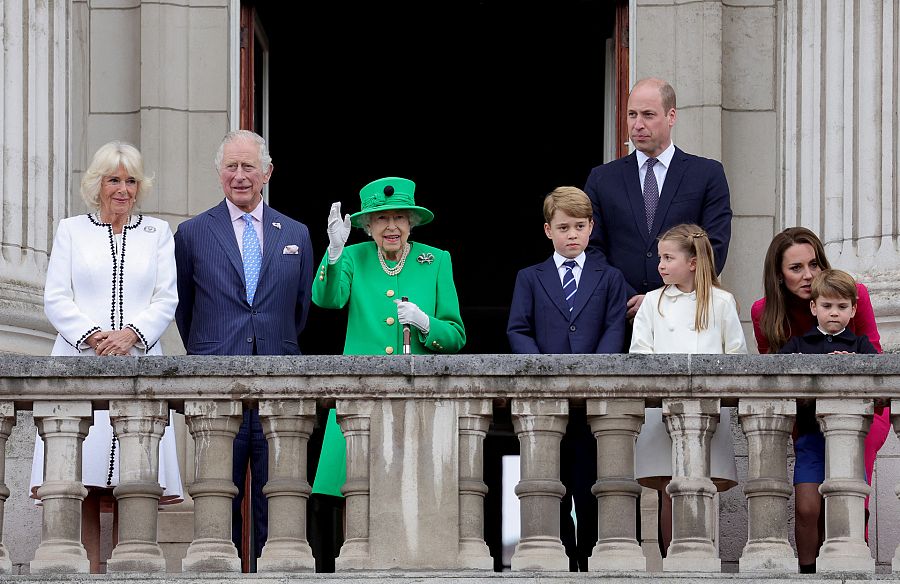 La Familia Real británica en el balcón durante el desfile de platino, al final del jubileo de la reina Isabel, el 5 de junio de 2022.