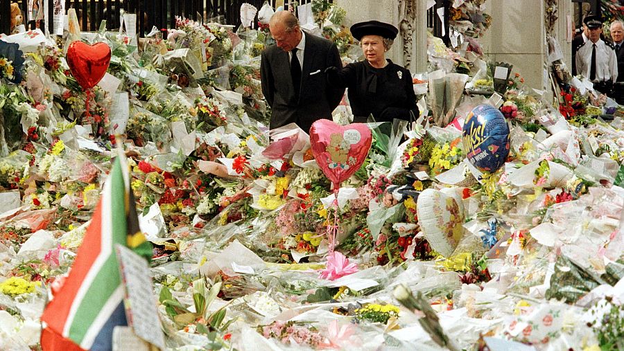 La reina Isabel II y su esposo, el duque de Edimburgo, contemplan los tributos florales y otros recuerdos dedicados a la difunta Diana, princesa de Gales, en el Palacio de Buckingham de Londres.