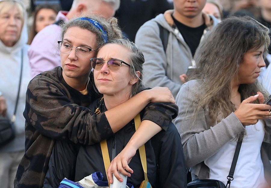 Dos mujeres se abrazan tras conocer el anuncio de la muerte de Isabel II