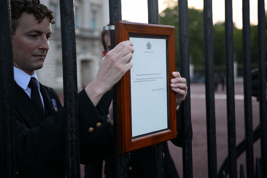 Un aviso que anuncia la muerte de la reina Isabel II colocado en las rejas del Palacio de Buckingham