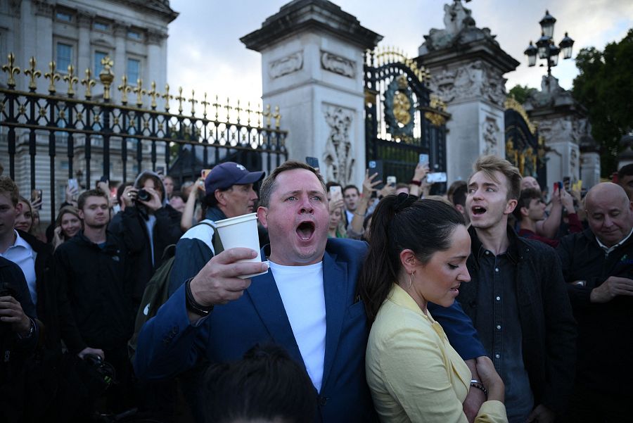 Un hombre canta 'God Save the Queen', la canción patriótica usada normalmente como himno de Reino Unido