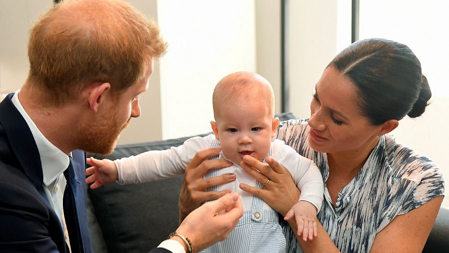 El príncipe Enrique y Megan Markle, duques de Sussex, con su hijo Archie