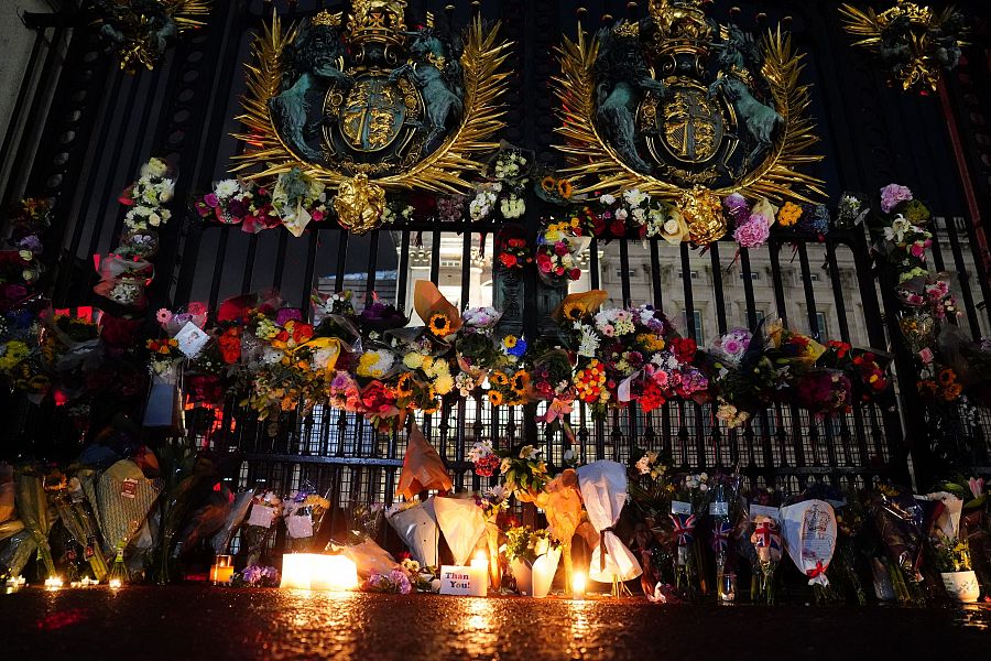 Homenajes y velas a las afueras del Palacio de Buckingham, en Londres.