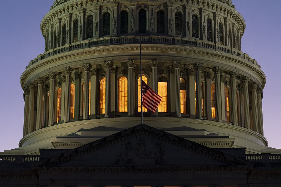La bandera estadounidense ondea a media asta sobre el Capitolio de los EE.UU.