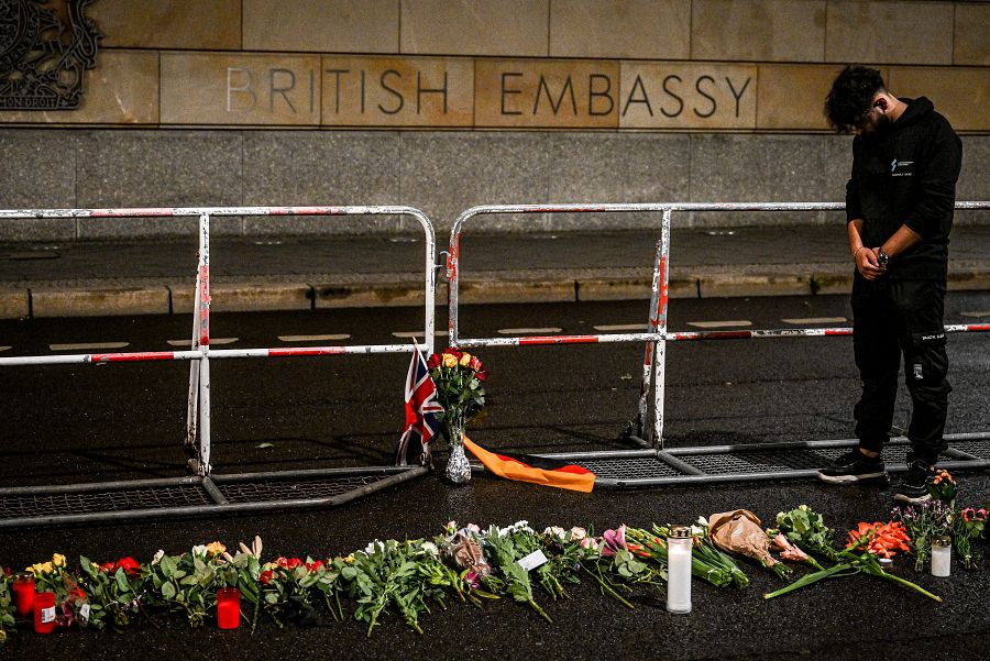 Un hombre presenta sus respetos frente a la embajada británica en Berlín, Alemania.