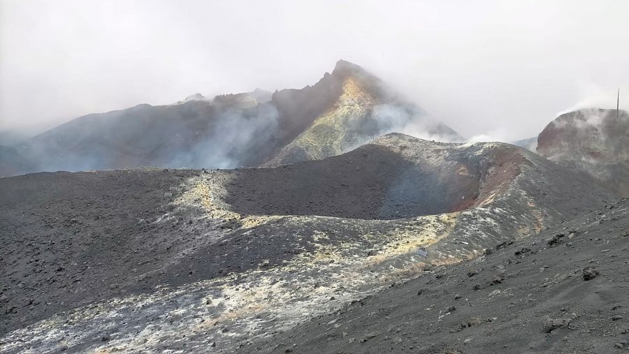Imágen de uno de los cráteres del volcan de la Palma, expulsando gases y con manchas amarillas de azufre