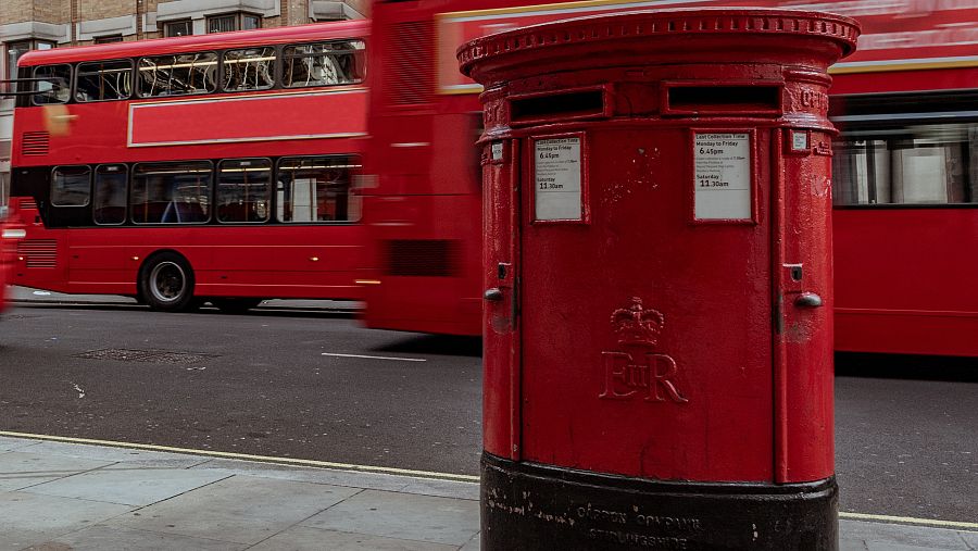 Imagen de un buzón de correos de Londres, en el que se puede ver el monograma de Isabel II.
