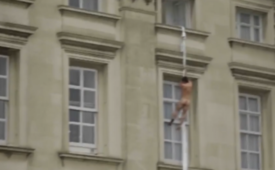 Imagen que se difunde en internet en la que se muestra a un hombre desnudo saliendo por la ventana del Palacio de Buckingham