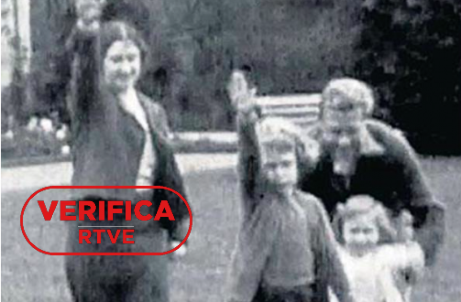 Fotograma de una película publicada por el diario The Sun donde se ve a Isabel II con seis años levantando el brazo al estilo nazi. Con el sello VerificaRTVE.