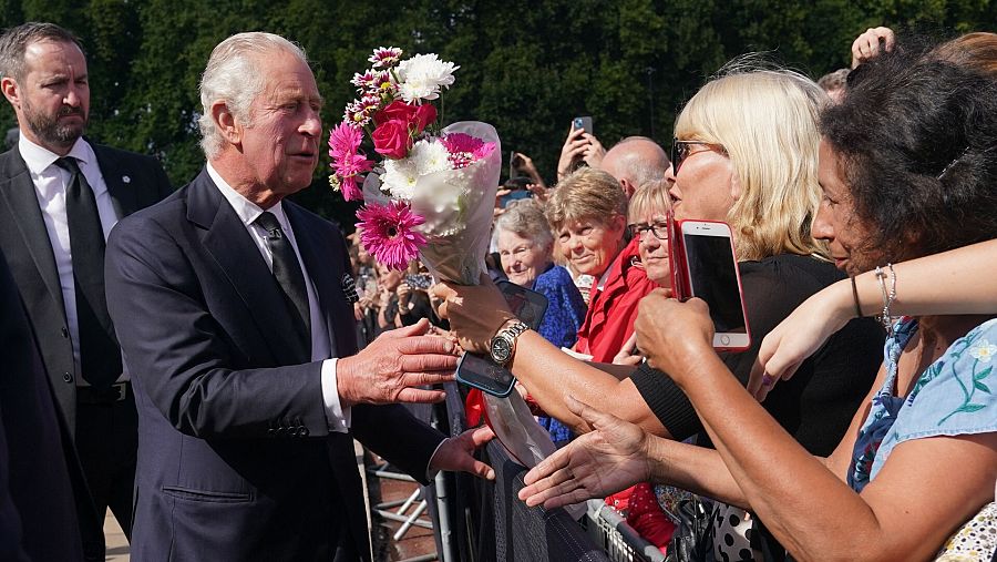 Carlos III saluda a la multitud a su llegada a Buckingham Palace.