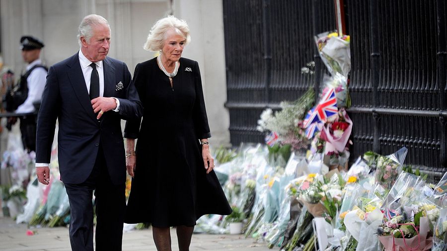 El rey Carlos III y la reina consorte, Camilla, repasan las flores en honor de Isabel II.