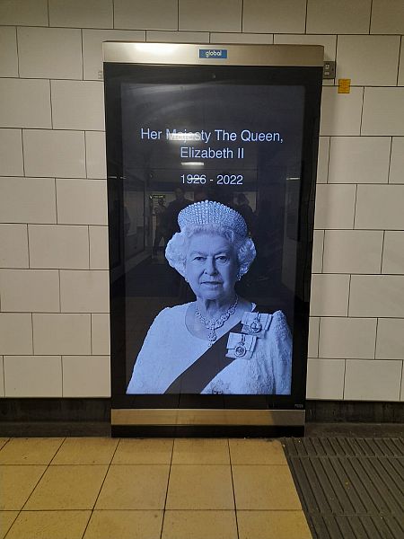 Paneles publicitarios con la imagen de la reina Isabel II