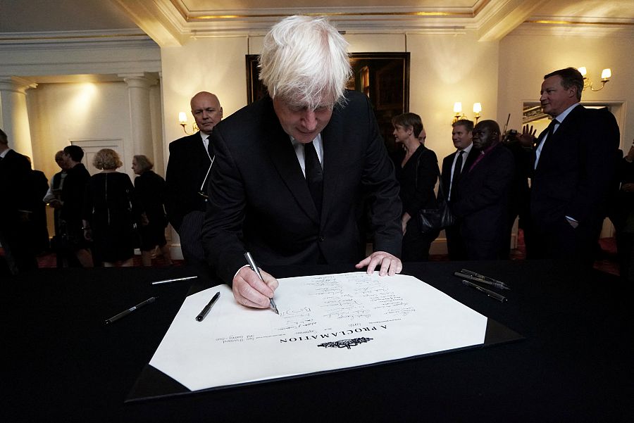 El ex primer ministro Boris Johnson firma la proclamación real de Carlos III 