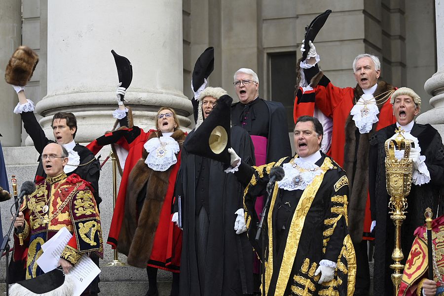 Funcionarios y miembros electos de la Corporación de la Ciudad de Londres se quitan el sombrero durante la ceremonia en el Royal Exchange