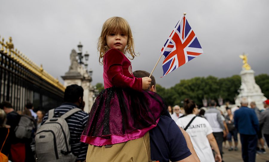 Un grupo de personas presenta sus respetos a la difunta reina Isabel II en el día de la proclamación de Carlos III, Londres