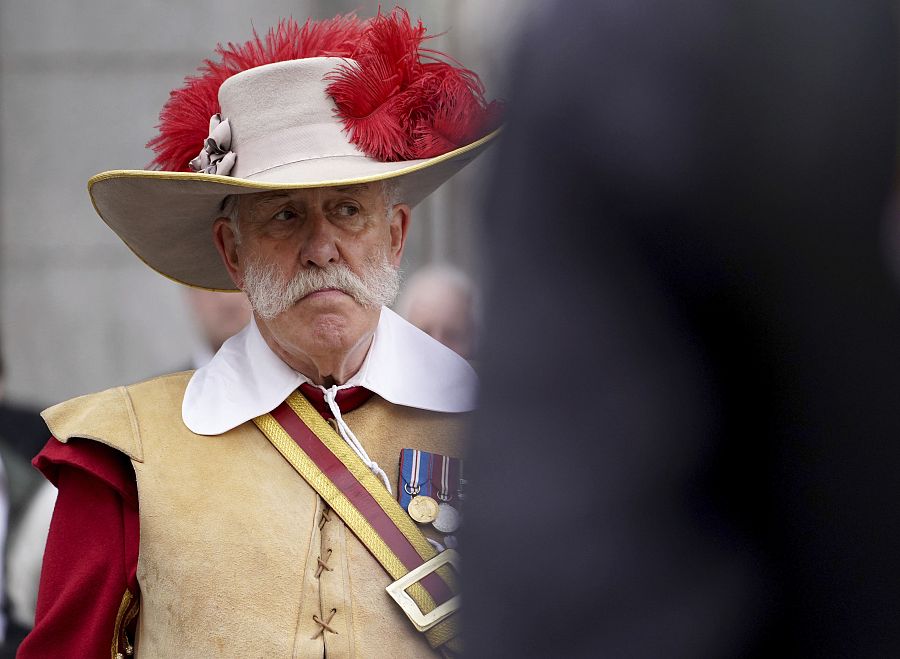 Un piquero de la Honorable Compañía de Artillería frente al Royal Exchange en la ciudad de Londres