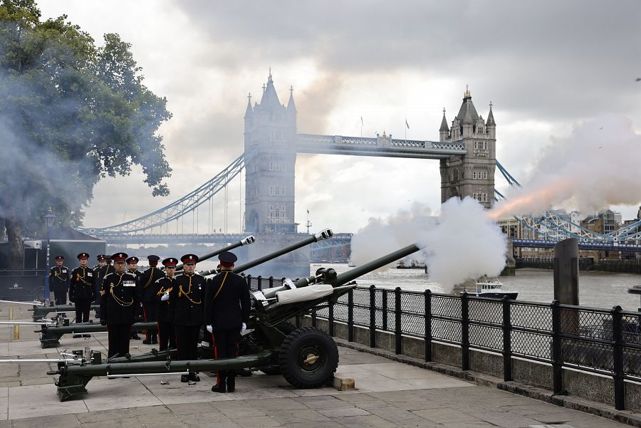 Salva de cañón desde el Puente de la Torre de Londres