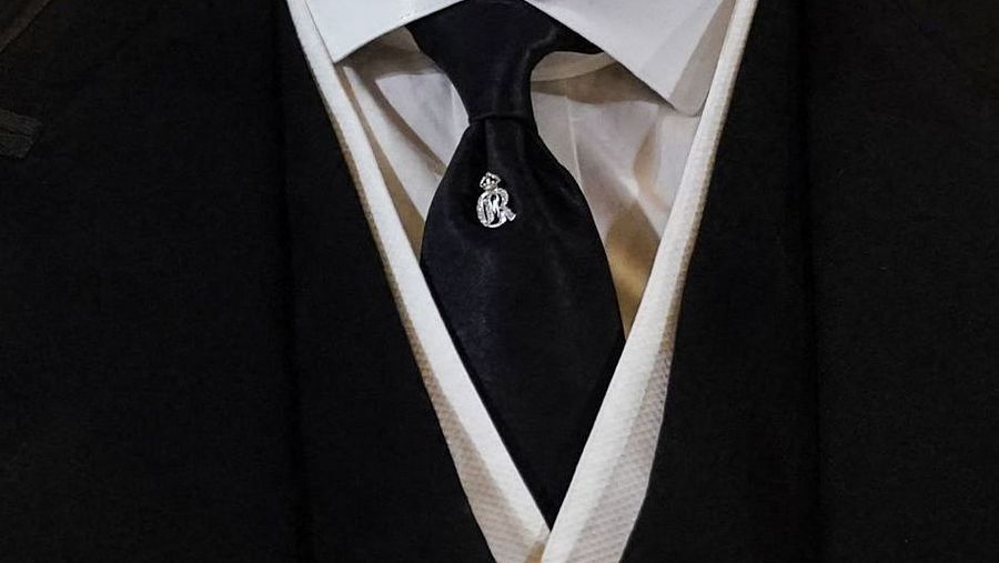 El alfiler de corbata de Carlos III está engastado sobre diamantes