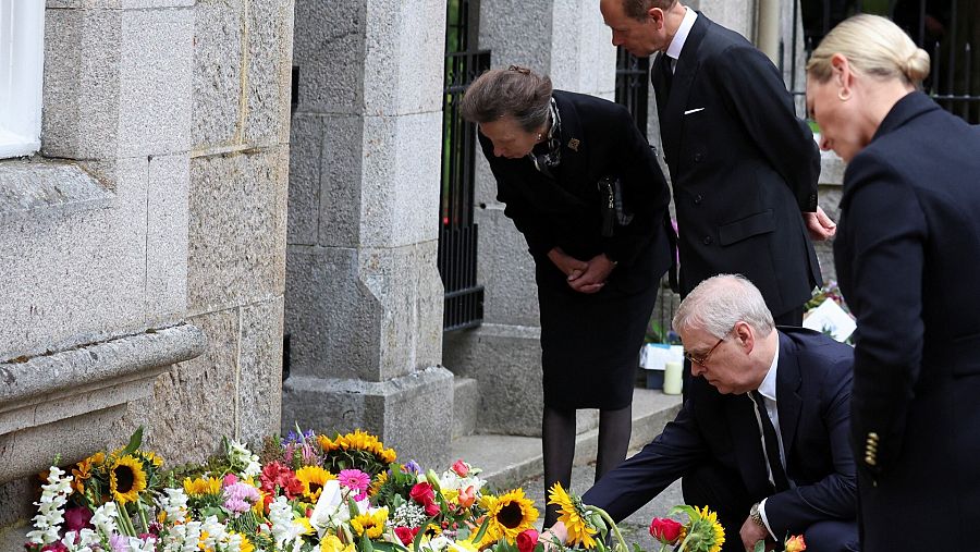 Los hijos de la reina Isabel II observan las ofrendas de flores a su madre difunta en Balmoral.