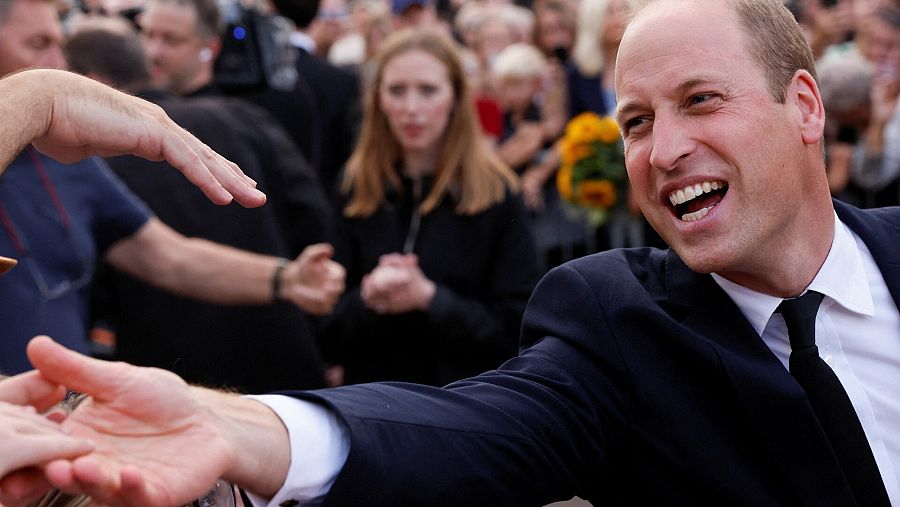 Guillermo, príncipe de Gales, saluda a la multitud a las puertas del castillo de Windsor.