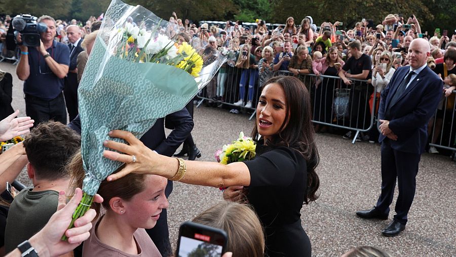 Meghan, duquesa de Sussex, saluda a la multitud agolpada a las puertas del castillo de Windsor.