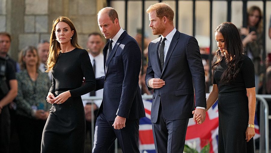 Los príncipes de Gales, Guillermo y Catalina, junto al príncipe Enrique y su mujer, Meghan, duquesa de Sussex, a las puertas del castillo de Windsor.