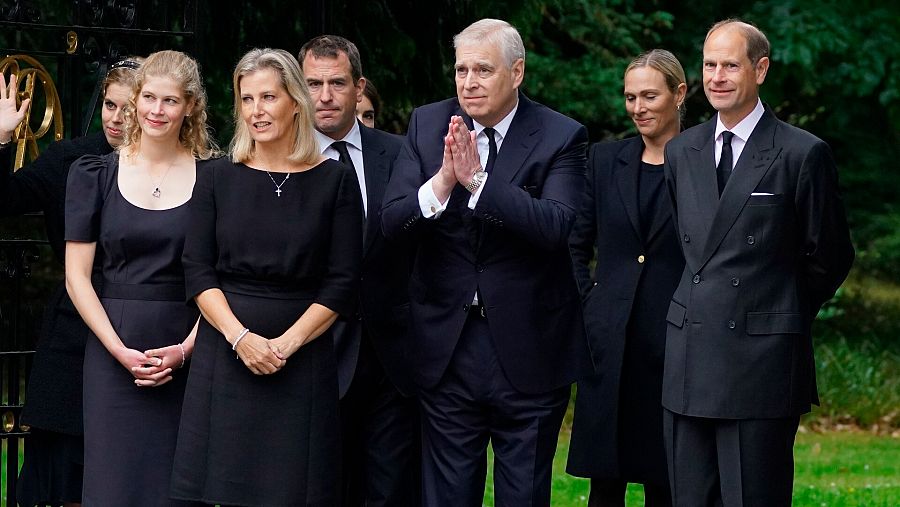 El príncipe Andrés, junto a su hermano Eduardo y otros familiares, en el exterior del castillo de Balmoral. 