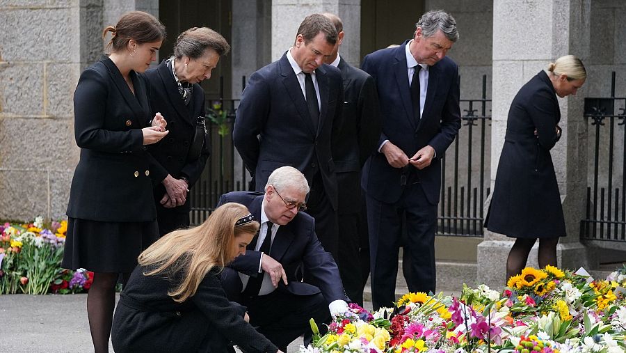 El príncipe Andrés, duque de York, y otros familiares de Isabel II miran los mensajes y tributos florales a la difunta reina en los exteriores del castillo de Balmoral.