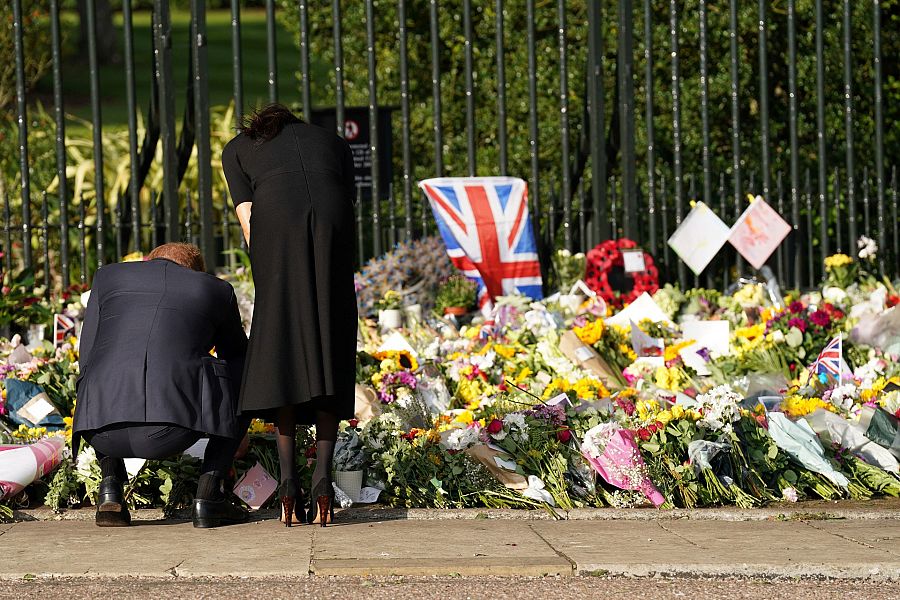 El príncipe Enrique y Meghan, duquesa de Sussex, contemblan los tributos florales depositados a las puertas del castillo de Windsor.