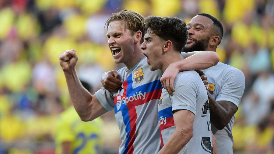 Imagen: Gavi, Memphis y de Jong celebran el primer gol del FC Barcelona en Cádiz