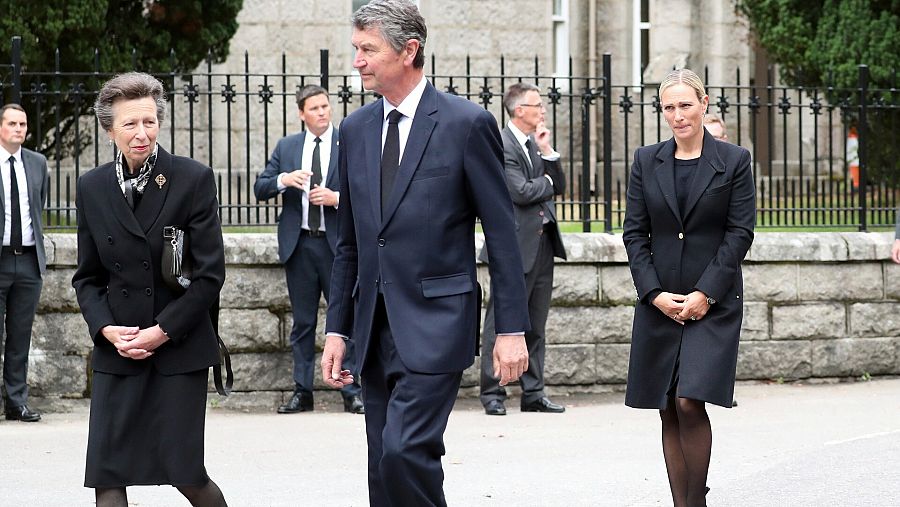 La princesa Ana, su marido Tim Laurence y su hija Zara Tindall caminan a las puertas del palacio de Balmoral.