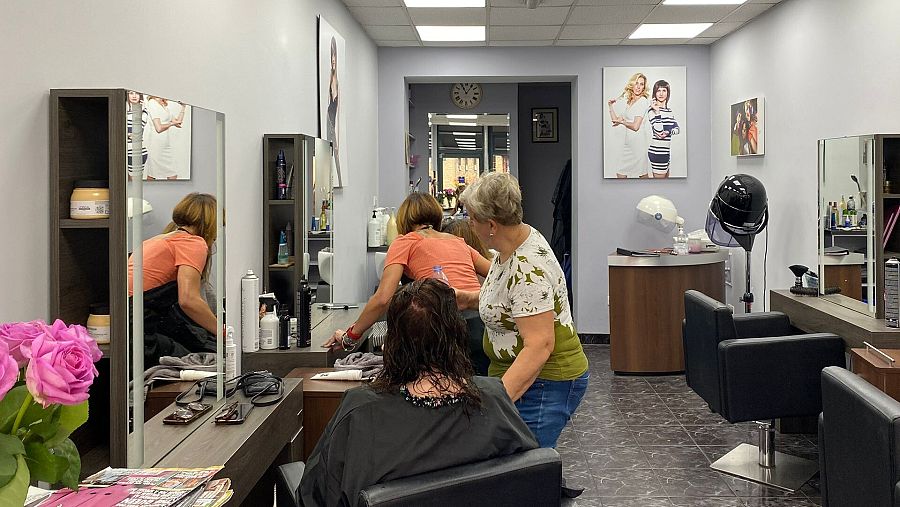 Varias mujeres en la peluquería Yoella, en el barrio londinense de Westminster