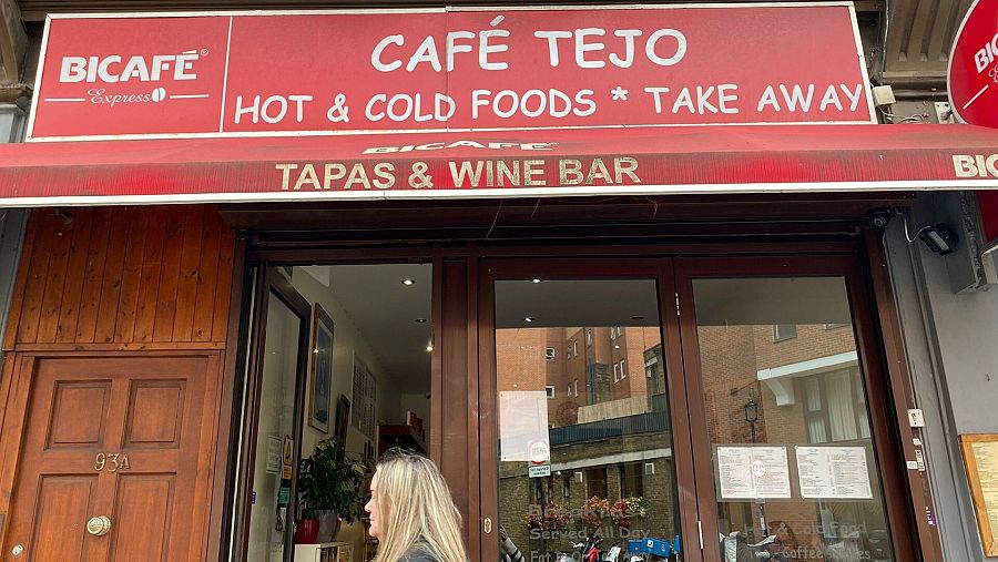 La entrada de Café Tejo, una cafetería en el barrio londinense de Westminster