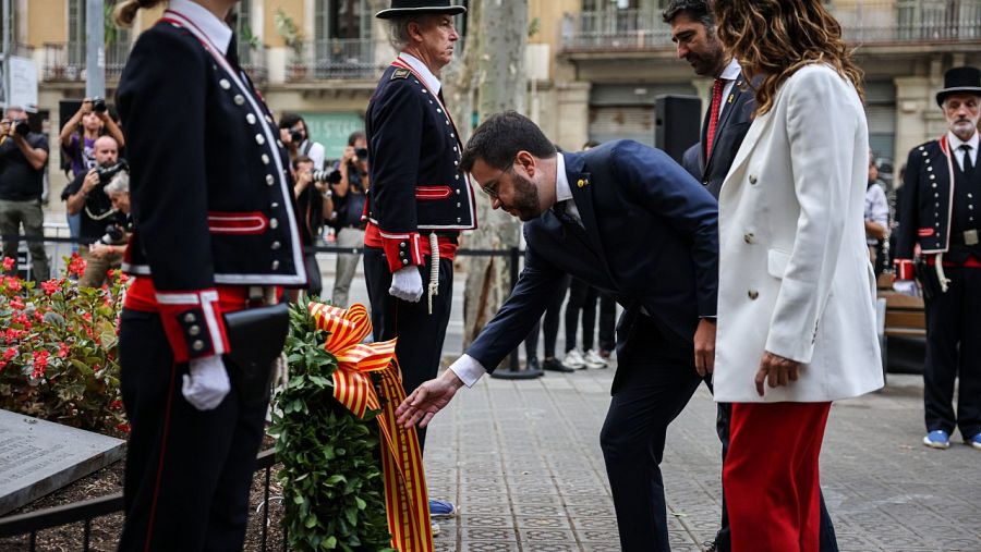 El president de la Generalitat, Pere Aragonès; Jordi Puigneró, Laura Vilagrà, dipositant la corona de flors al monument de Rafael Casanova