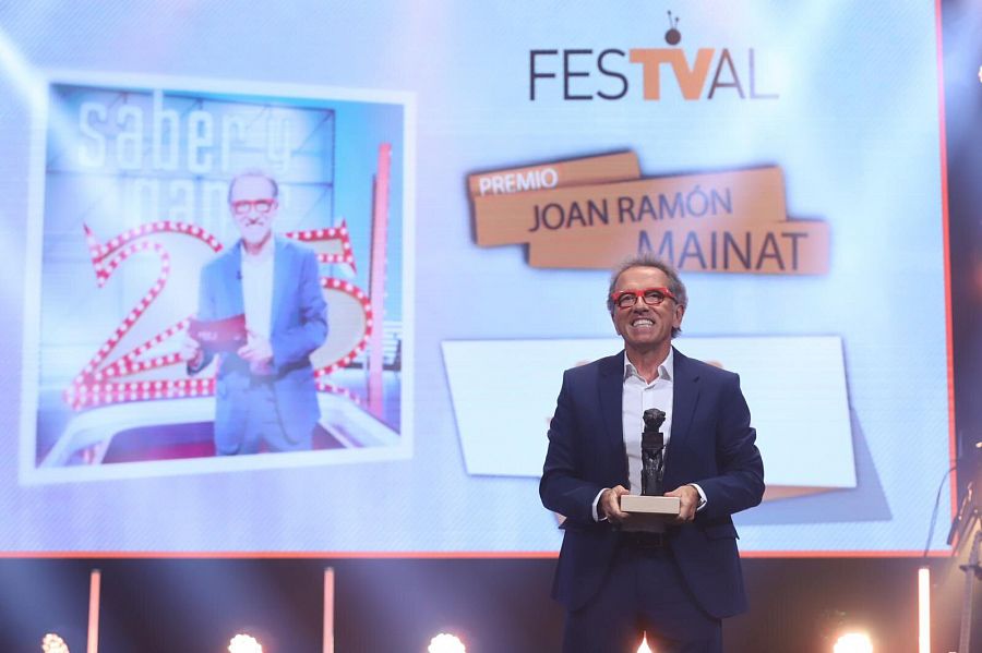  Jordi Hurtado con el Premio Joan Ramón Mainat concedido a 'Saber y ganar'
