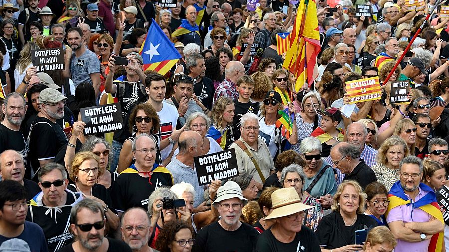 Manifestantes independentistas participan en la marcha de la Diada este domingo en Barcelona.