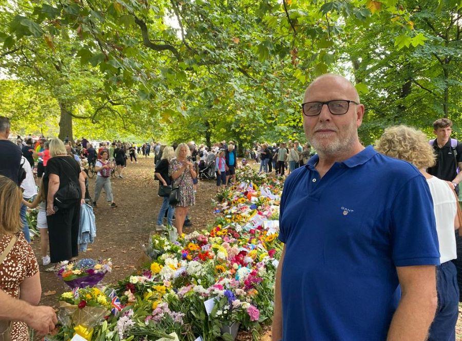 John visita el Green Park de Londres para dejar flores a la reina Isabel II