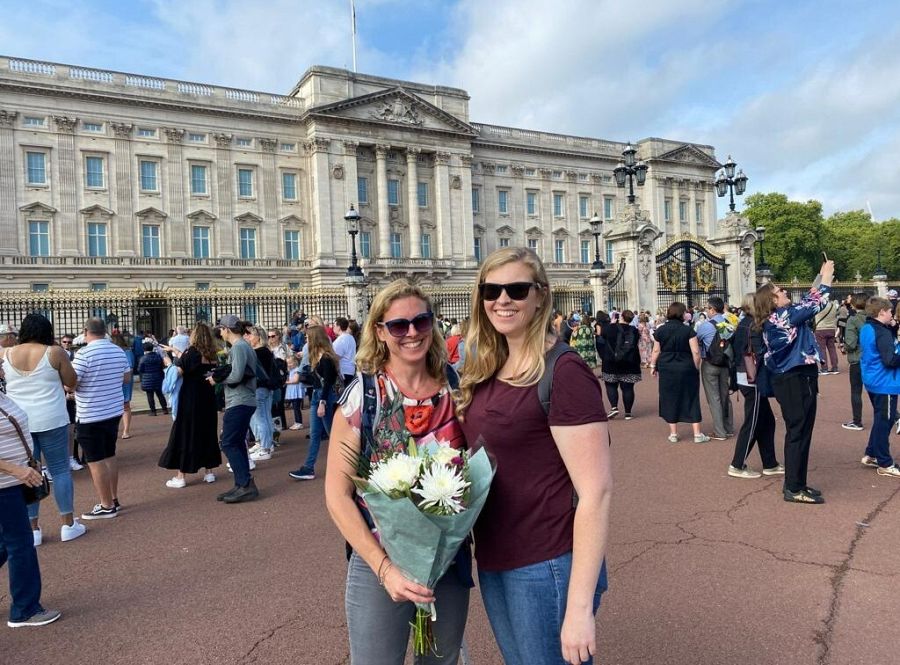 Michelle posa junto a su hermana Charlotte antes de dejar unas flores para Isabel II en el Palacio de Buckingham, en Londres