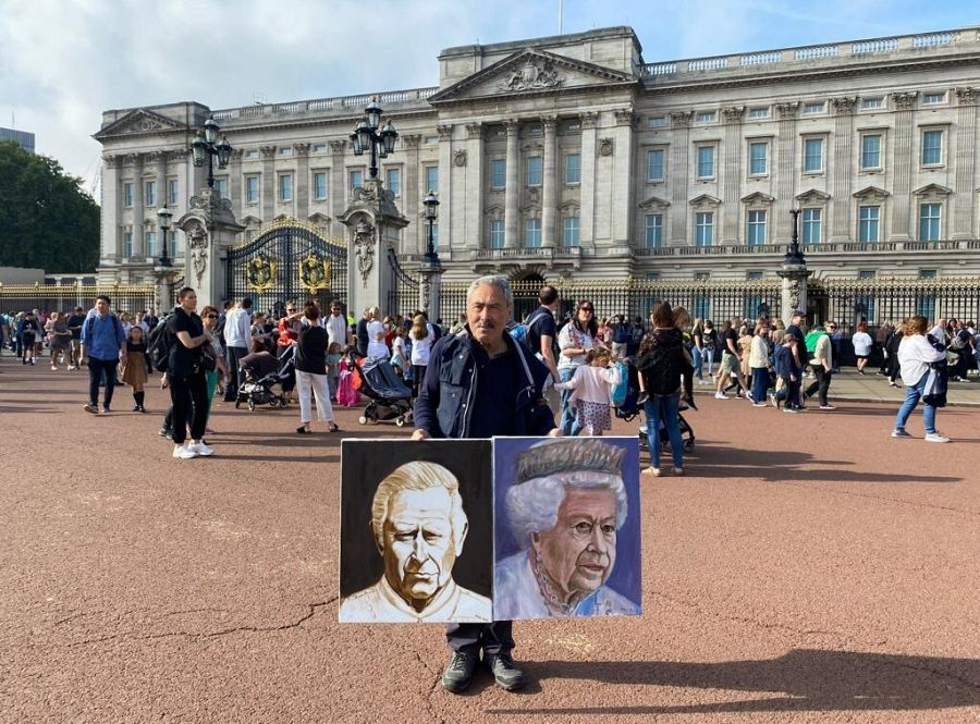 Kaya posa frente al Palacio de Buckingham con sus dos cuadros con los retratos de Carlos III e Isabel II