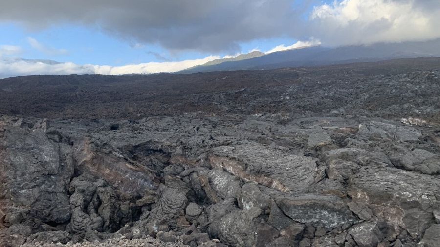 Imagen de rocas volcánicas de color negro, con un espesor medio de 12 metros.