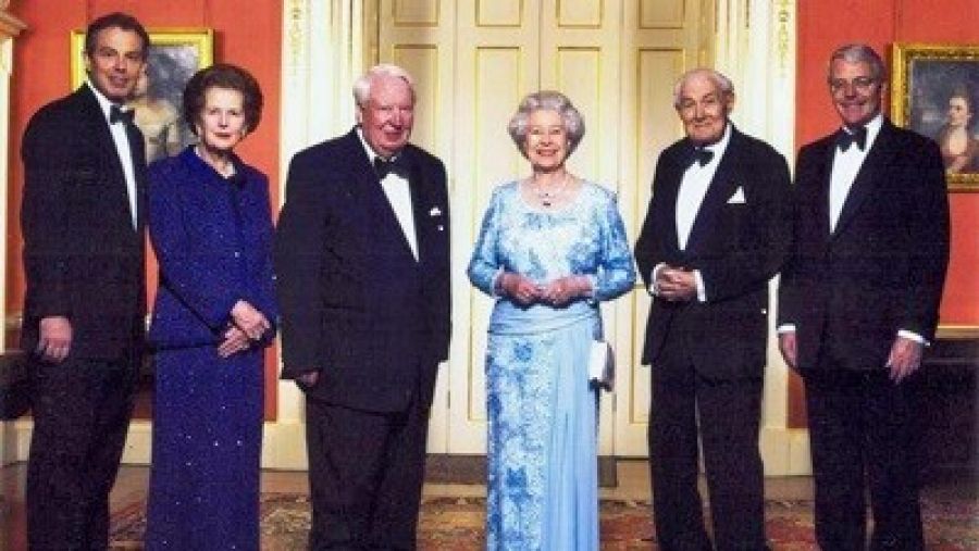 La reina Isabel II junto a cinco de los 15 primeros ministros con los que ha despachado en sus 70 años de reinado