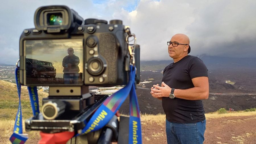 Imagen de Alexis vista a través del objetivo de una cámara de fotos