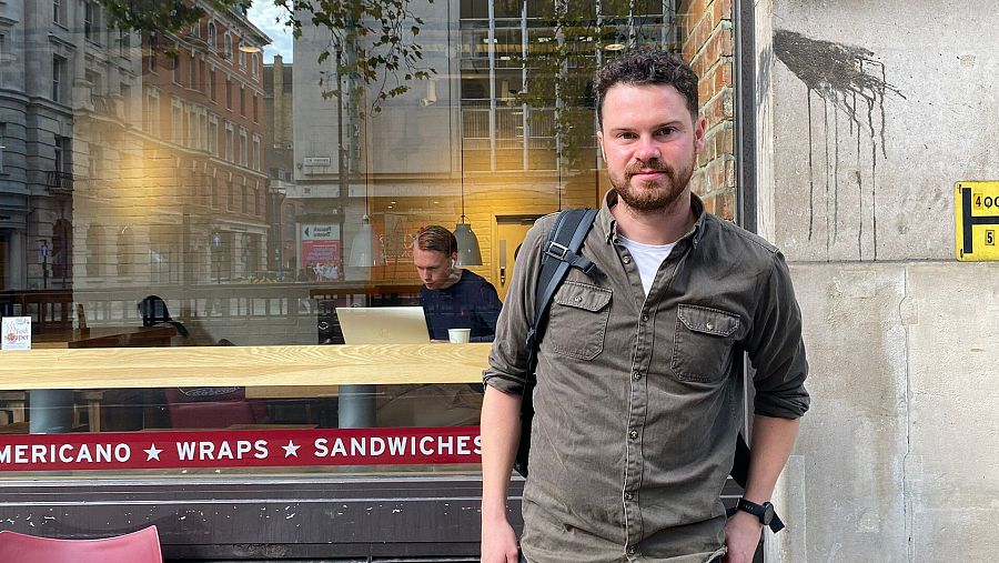 Chris, un joven británico de 30 años se toma un café antes de empezar su nuevo trabajo en Londres