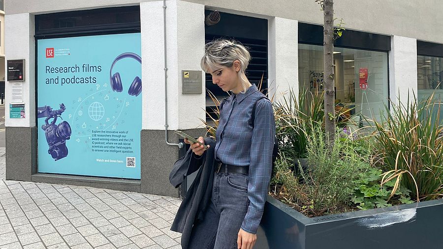 Victoria, una joven de 27 años espera en el barrio londinense de Temple para tener una entrevista de trabajo