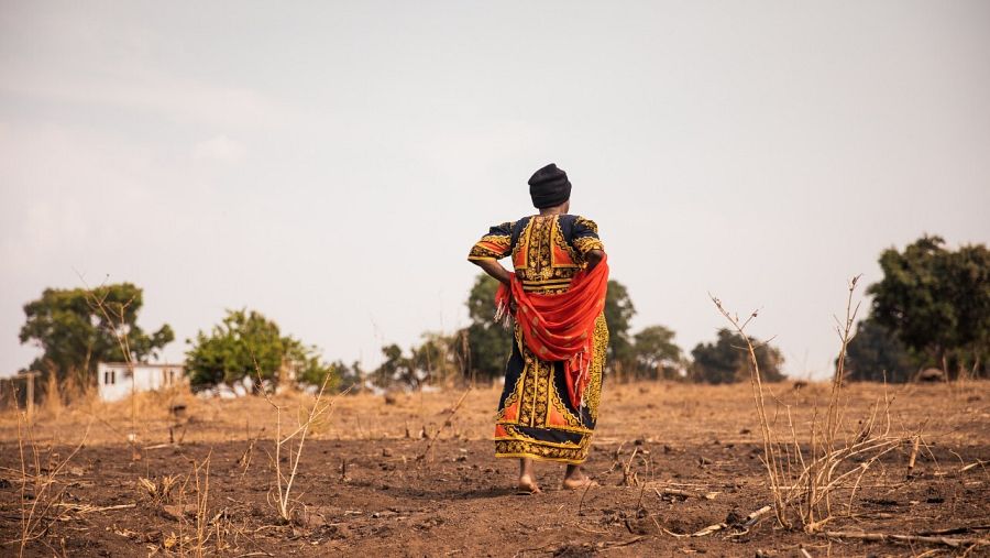 Mizanga, duerme plácidamente en los brazos de su abuela Trezina.