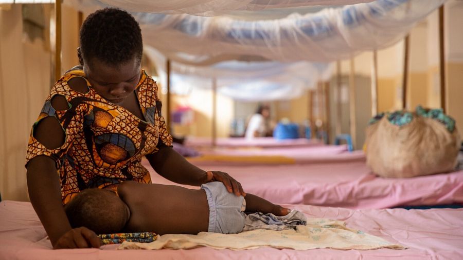 Riba y su hijo, Eddy, en el hospital pediátrico de Tambura, de nuevo operativo tras la reforma y el reabastecimiento por parte de MSF.