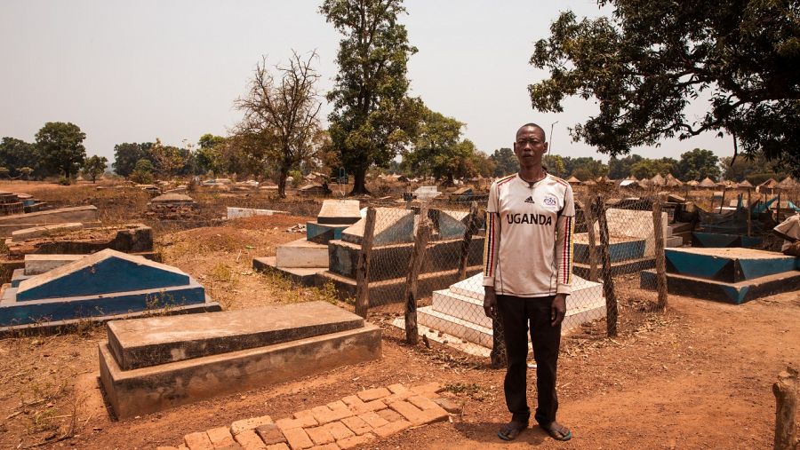 Joseph Kondo, junto a la tumba de su hermano, cerca del campo de desplazados de Tambura donde vive con su esposa y su hija.